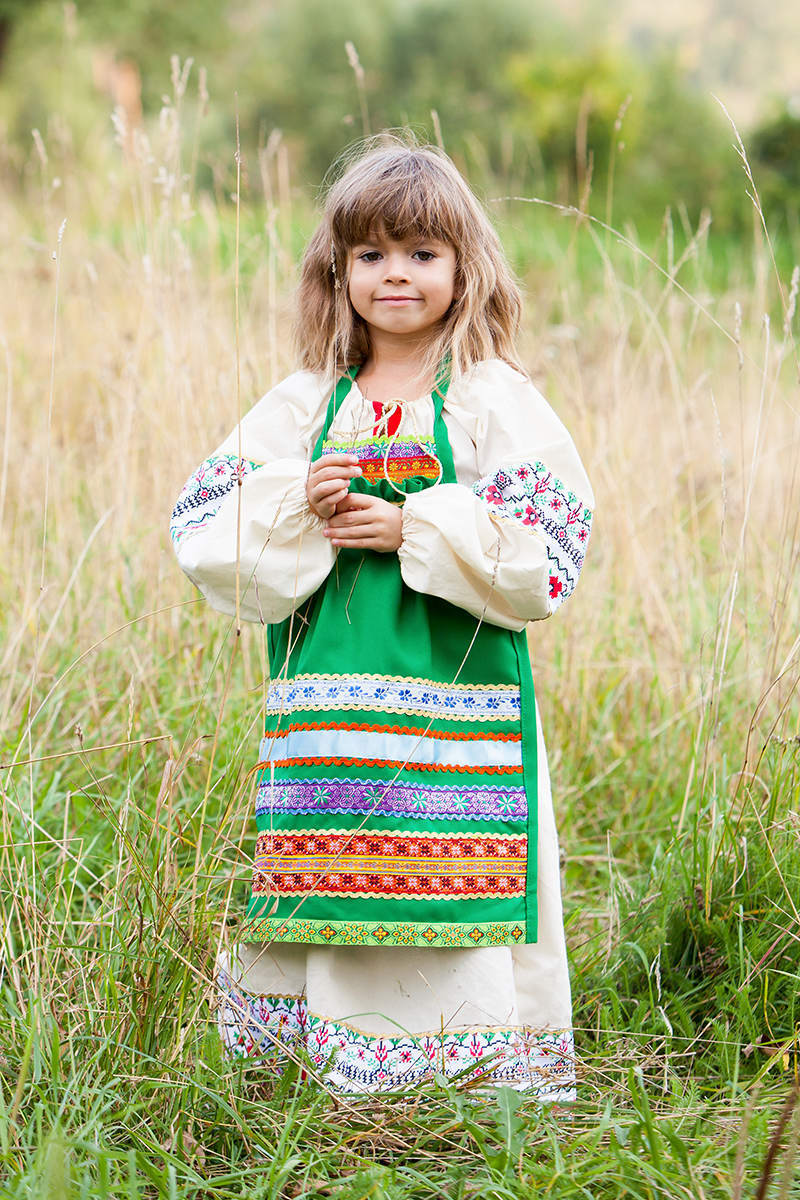 Фартук для костюма. Фартук в народном стиле. Фольклорные костюмы для детей. Русские народные костюмы для детей. Русский народный костюм с фартуком.